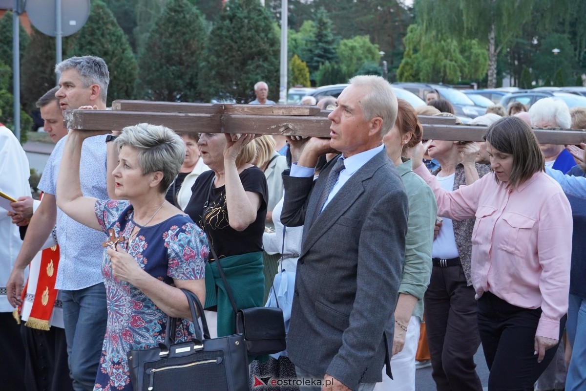 Misie Święte w parafii pw. Zbawiciela Świata w Ostrołęce - procesja ulicami miasta [24.05.2024] - zdjęcie #55 - eOstroleka.pl