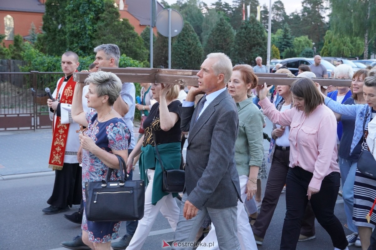 Misie Święte w parafii pw. Zbawiciela Świata w Ostrołęce - procesja ulicami miasta [24.05.2024] - zdjęcie #53 - eOstroleka.pl