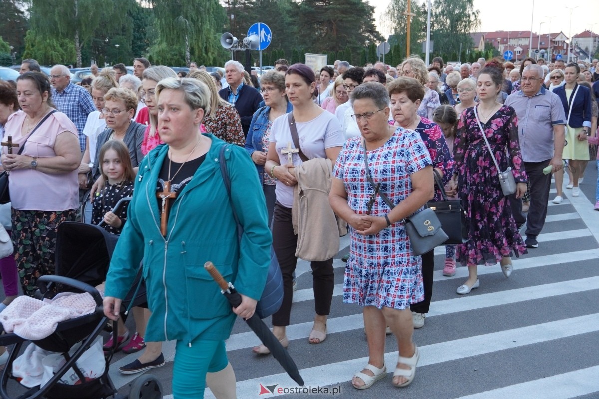 Misie Święte w parafii pw. Zbawiciela Świata w Ostrołęce - procesja ulicami miasta [24.05.2024] - zdjęcie #49 - eOstroleka.pl