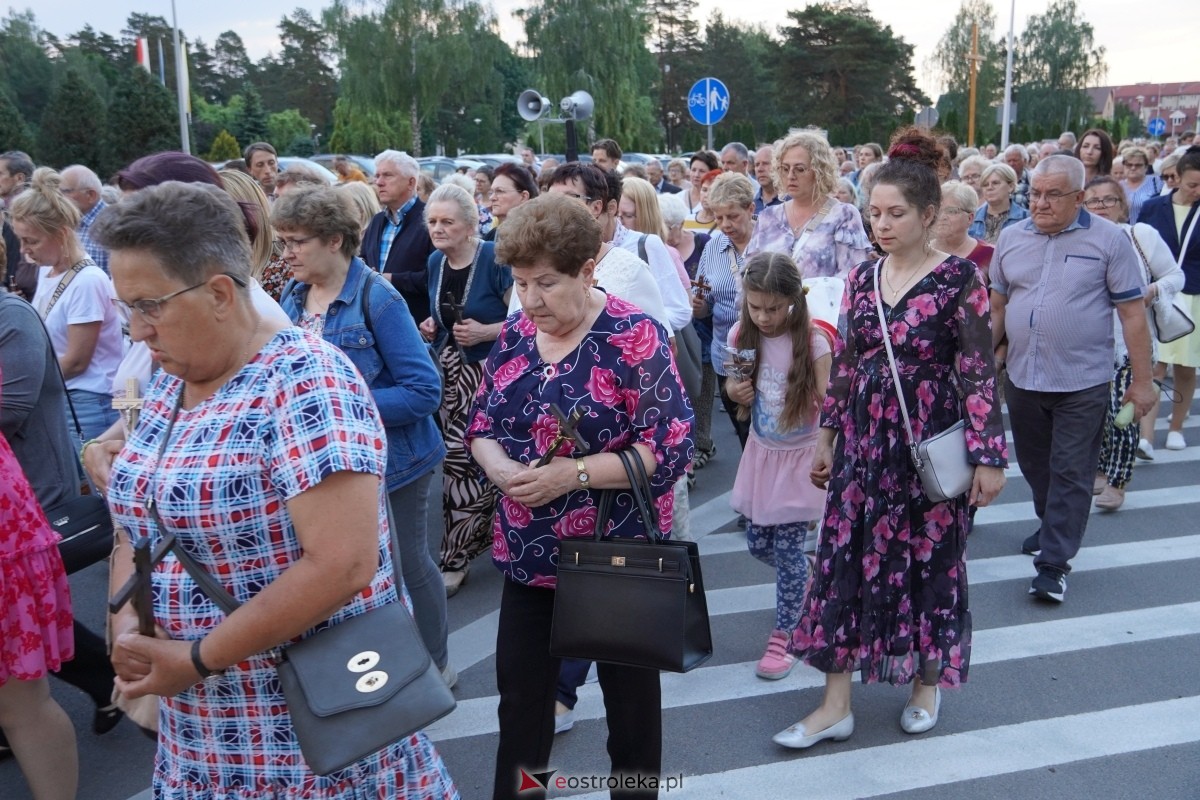 Misie Święte w parafii pw. Zbawiciela Świata w Ostrołęce - procesja ulicami miasta [24.05.2024] - zdjęcie #47 - eOstroleka.pl