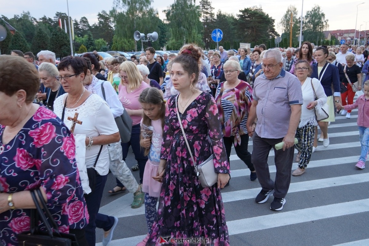 Misie Święte w parafii pw. Zbawiciela Świata w Ostrołęce - procesja ulicami miasta [24.05.2024] - zdjęcie #45 - eOstroleka.pl