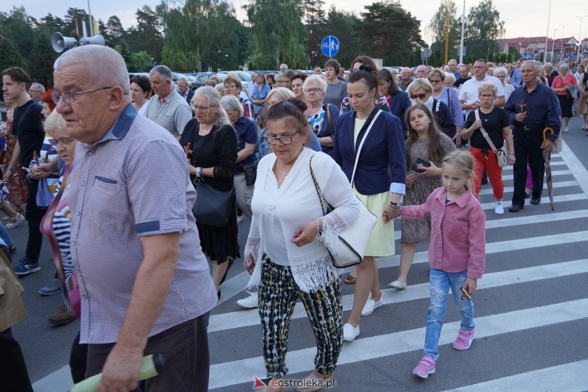 Misie Święte w parafii pw. Zbawiciela Świata w Ostrołęce - procesja ulicami miasta [24.05.2024] - zdjęcie #41 - eOstroleka.pl