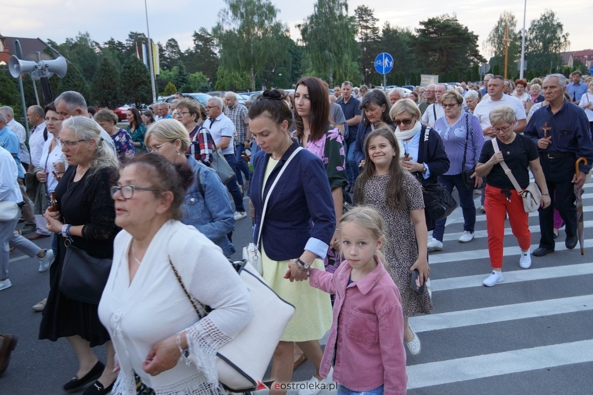 Misie Święte w parafii pw. Zbawiciela Świata w Ostrołęce - procesja ulicami miasta [24.05.2024] - zdjęcie #39 - eOstroleka.pl