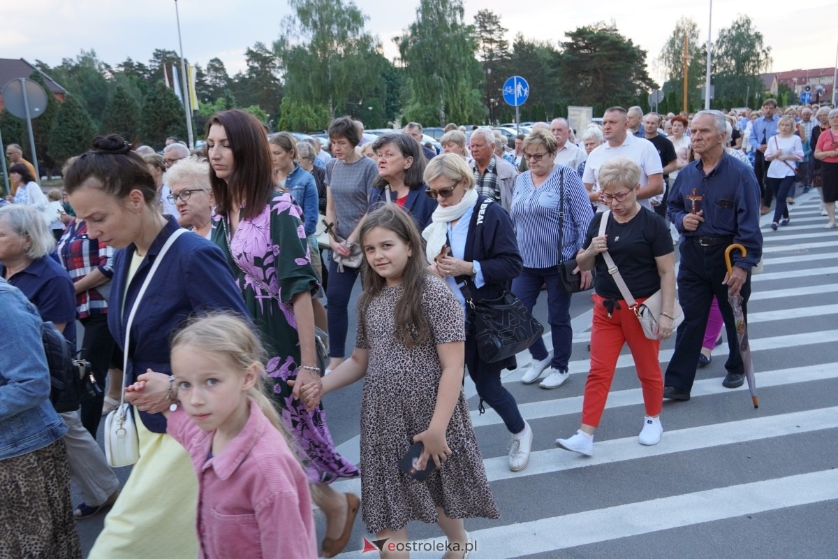 Misie Święte w parafii pw. Zbawiciela Świata w Ostrołęce - procesja ulicami miasta [24.05.2024] - zdjęcie #37 - eOstroleka.pl