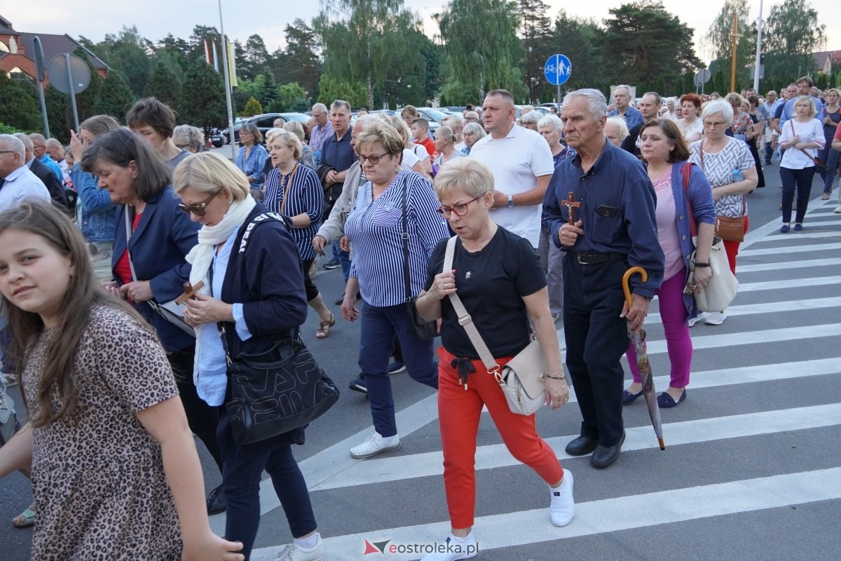 Misie Święte w parafii pw. Zbawiciela Świata w Ostrołęce - procesja ulicami miasta [24.05.2024] - zdjęcie #35 - eOstroleka.pl