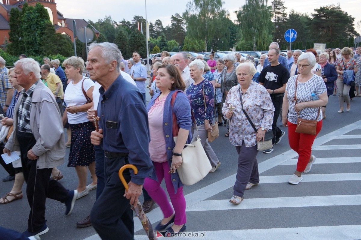 Misie Święte w parafii pw. Zbawiciela Świata w Ostrołęce - procesja ulicami miasta [24.05.2024] - zdjęcie #33 - eOstroleka.pl