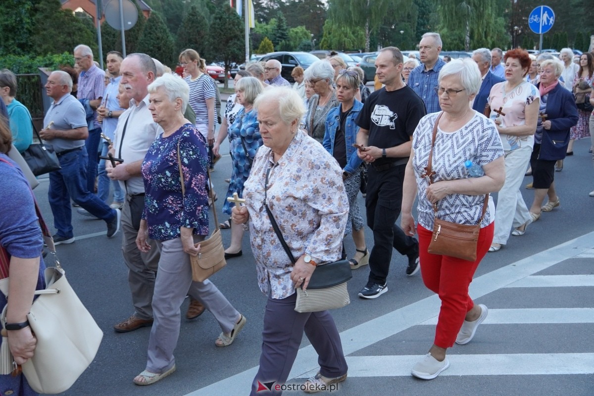 Misie Święte w parafii pw. Zbawiciela Świata w Ostrołęce - procesja ulicami miasta [24.05.2024] - zdjęcie #31 - eOstroleka.pl