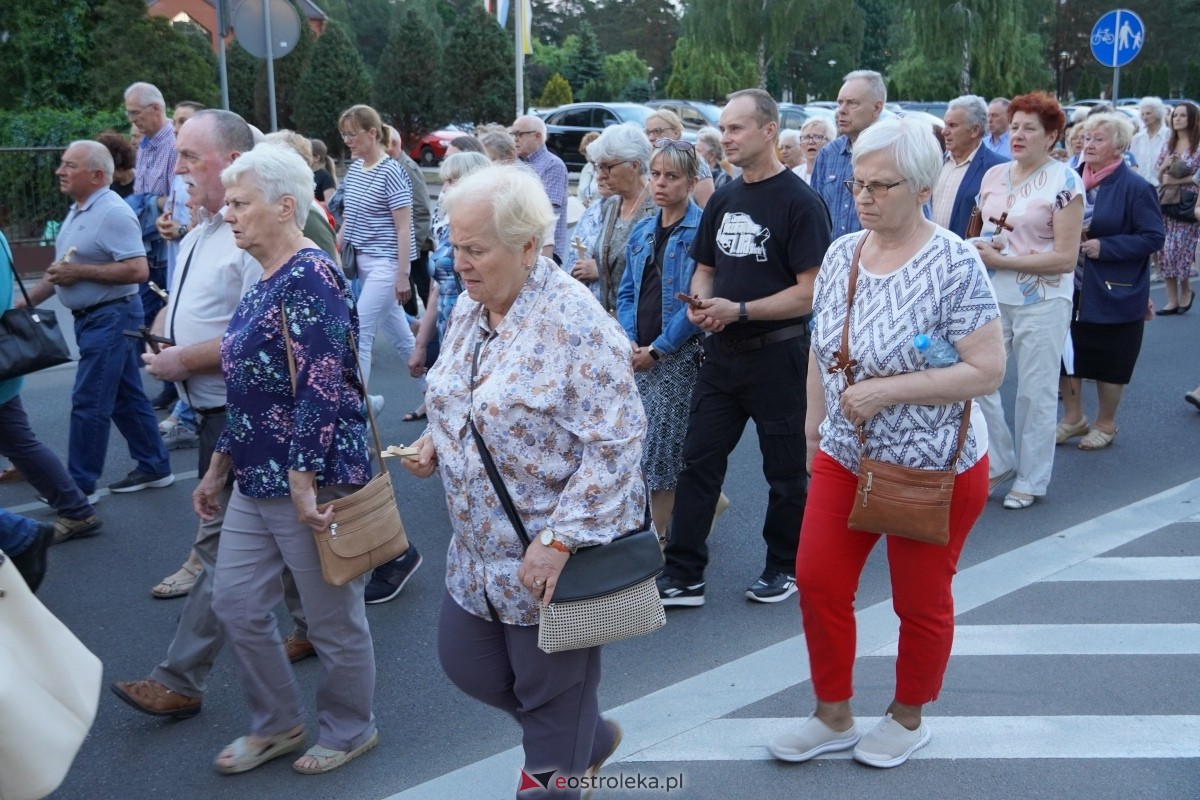 Misie Święte w parafii pw. Zbawiciela Świata w Ostrołęce - procesja ulicami miasta [24.05.2024] - zdjęcie #29 - eOstroleka.pl