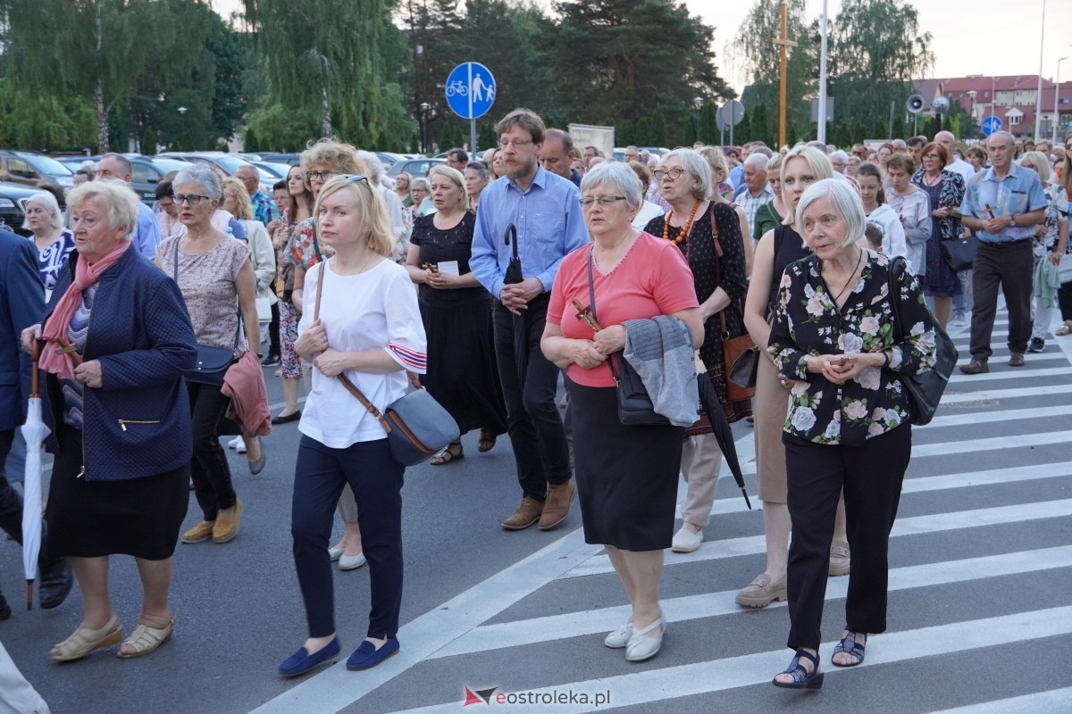 Misie Święte w parafii pw. Zbawiciela Świata w Ostrołęce - procesja ulicami miasta [24.05.2024] - zdjęcie #27 - eOstroleka.pl