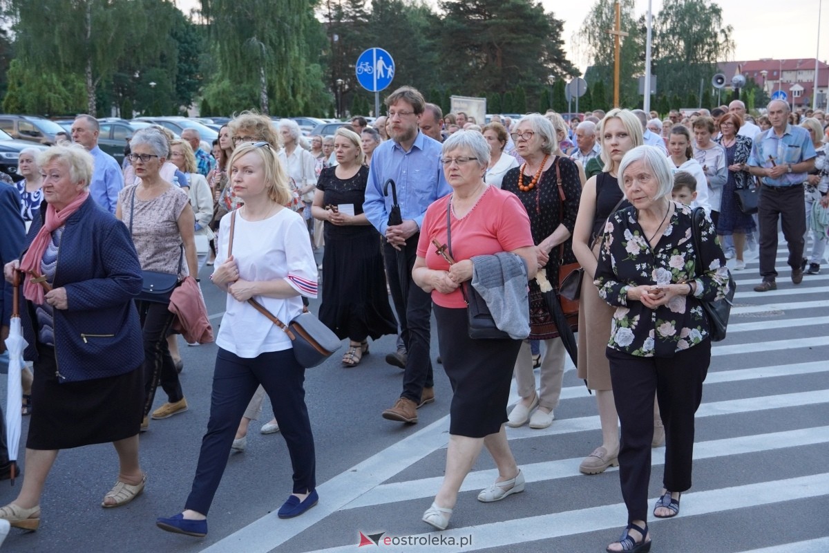 Misie Święte w parafii pw. Zbawiciela Świata w Ostrołęce - procesja ulicami miasta [24.05.2024] - zdjęcie #26 - eOstroleka.pl