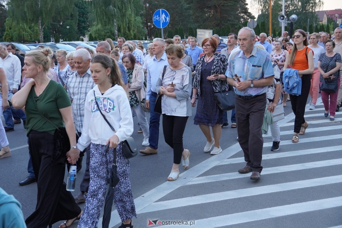 Misie Święte w parafii pw. Zbawiciela Świata w Ostrołęce - procesja ulicami miasta [24.05.2024] - zdjęcie #25 - eOstroleka.pl
