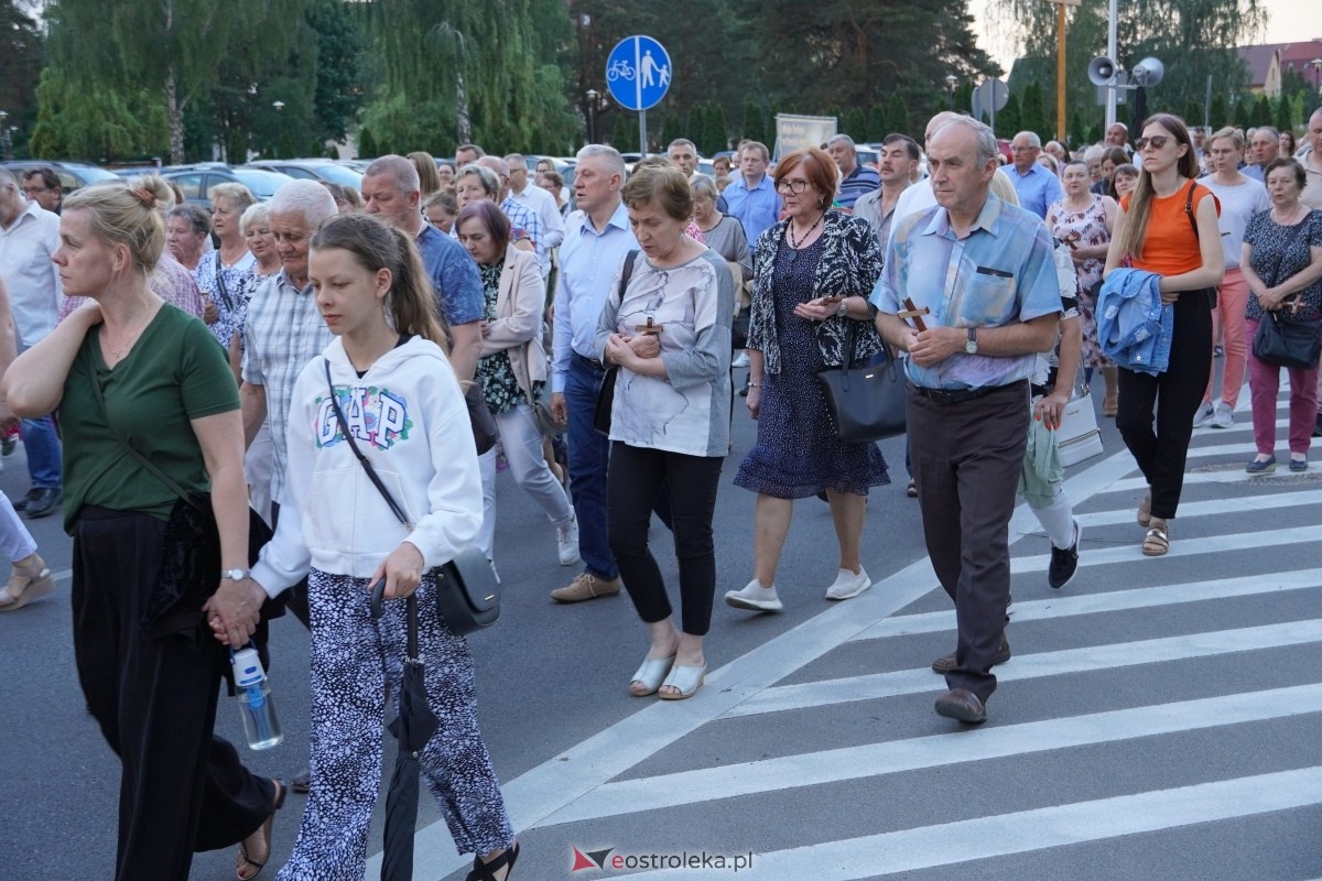 Misie Święte w parafii pw. Zbawiciela Świata w Ostrołęce - procesja ulicami miasta [24.05.2024] - zdjęcie #24 - eOstroleka.pl