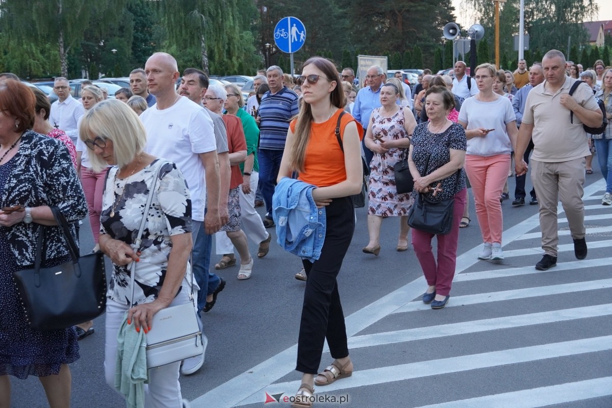 Misie Święte w parafii pw. Zbawiciela Świata w Ostrołęce - procesja ulicami miasta [24.05.2024] - zdjęcie #23 - eOstroleka.pl