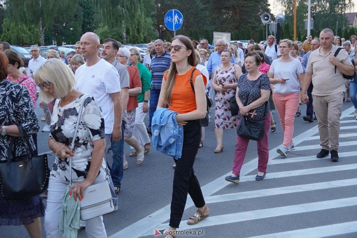 Misie Święte w parafii pw. Zbawiciela Świata w Ostrołęce - procesja ulicami miasta [24.05.2024] - zdjęcie #22 - eOstroleka.pl