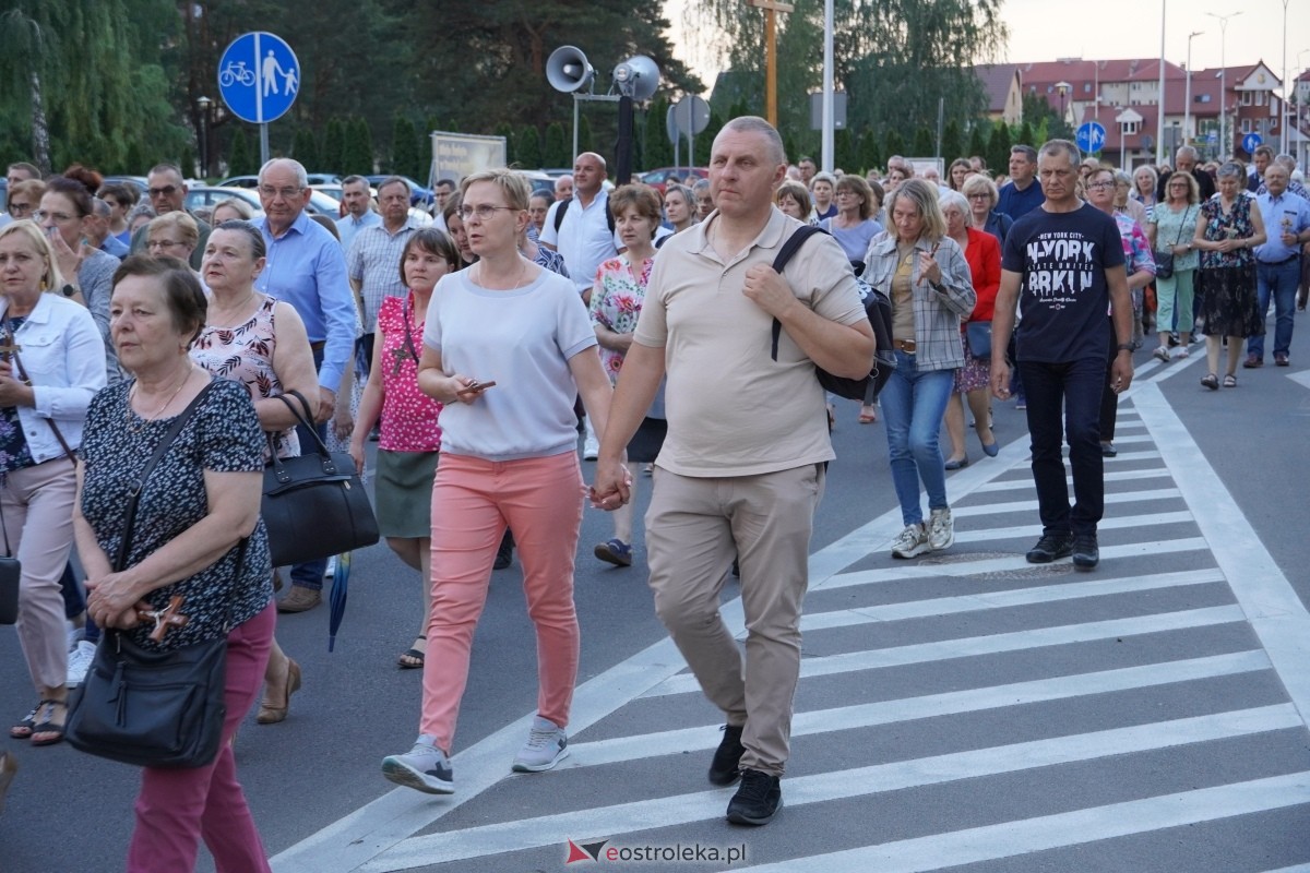 Misie Święte w parafii pw. Zbawiciela Świata w Ostrołęce - procesja ulicami miasta [24.05.2024] - zdjęcie #21 - eOstroleka.pl