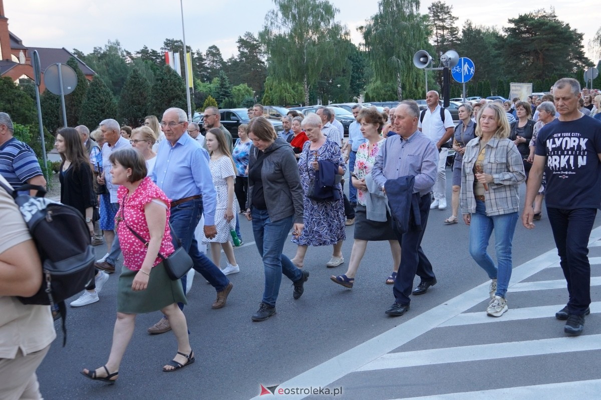 Misie Święte w parafii pw. Zbawiciela Świata w Ostrołęce - procesja ulicami miasta [24.05.2024] - zdjęcie #19 - eOstroleka.pl