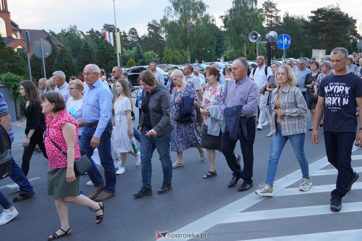 Misie Święte w parafii pw. Zbawiciela Świata w Ostrołęce - procesja ulicami miasta [24.05.2024] - zdjęcie #18 - eOstroleka.pl