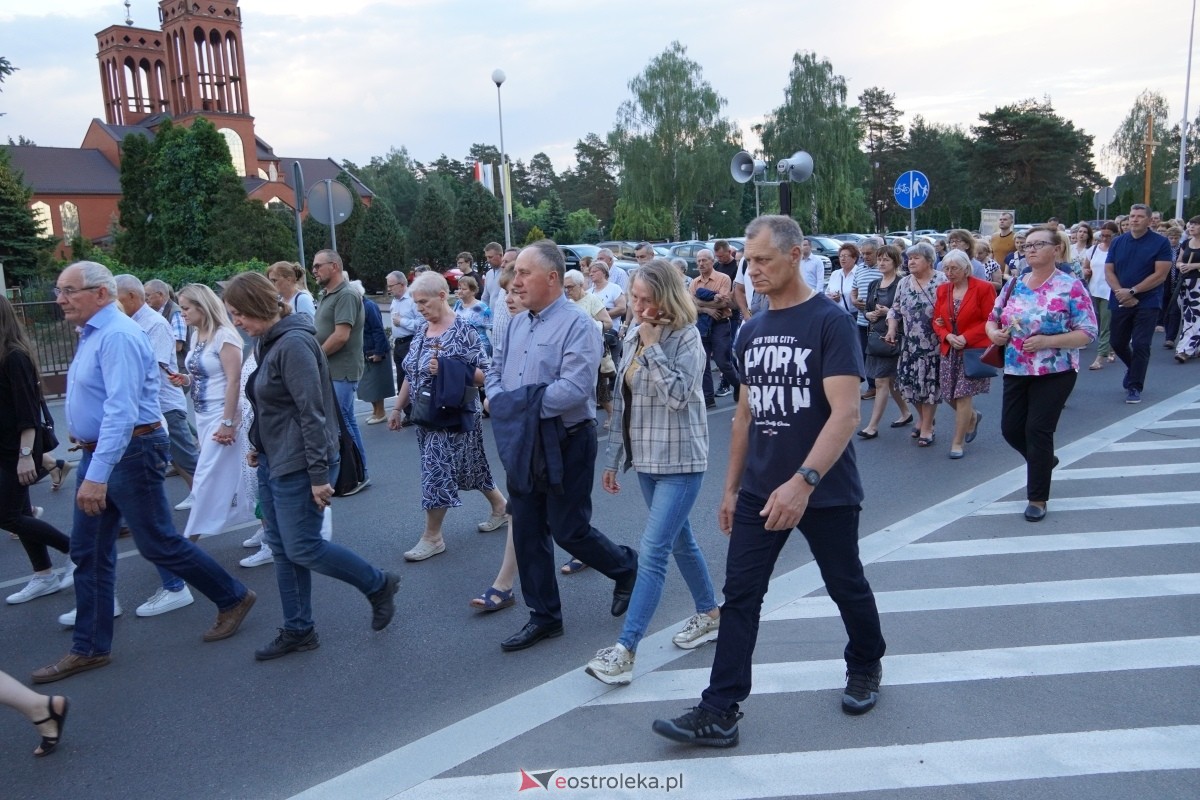 Misie Święte w parafii pw. Zbawiciela Świata w Ostrołęce - procesja ulicami miasta [24.05.2024] - zdjęcie #17 - eOstroleka.pl