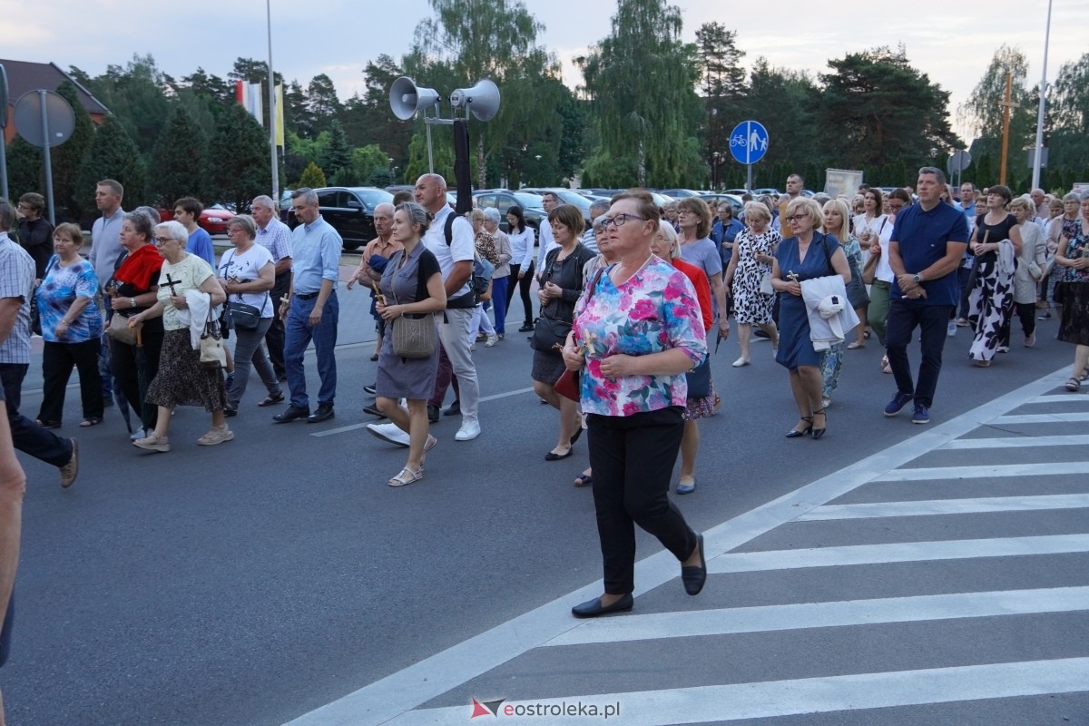Misie Święte w parafii pw. Zbawiciela Świata w Ostrołęce - procesja ulicami miasta [24.05.2024] - zdjęcie #16 - eOstroleka.pl