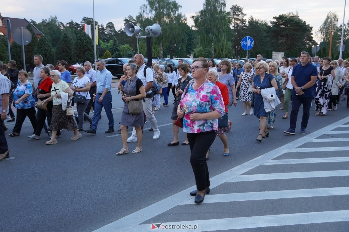 Misie Święte w parafii pw. Zbawiciela Świata w Ostrołęce - procesja ulicami miasta [24.05.2024] - zdjęcie #15 - eOstroleka.pl