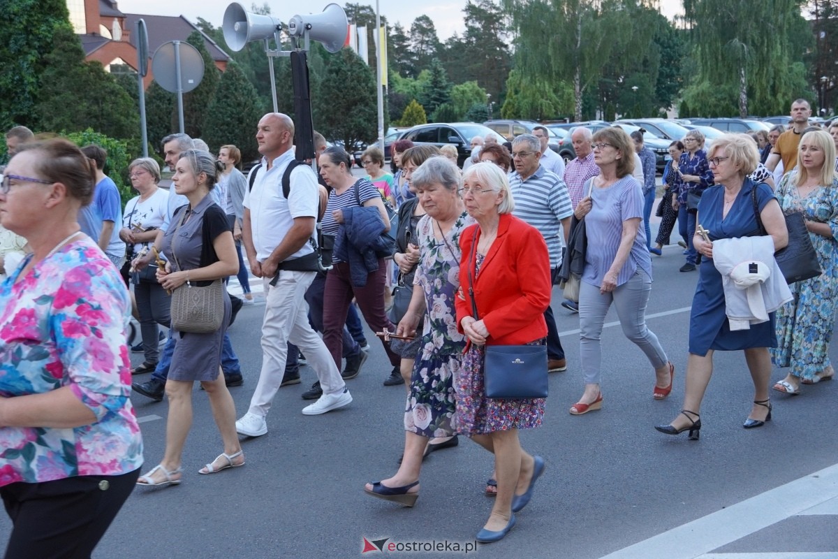 Misie Święte w parafii pw. Zbawiciela Świata w Ostrołęce - procesja ulicami miasta [24.05.2024] - zdjęcie #14 - eOstroleka.pl