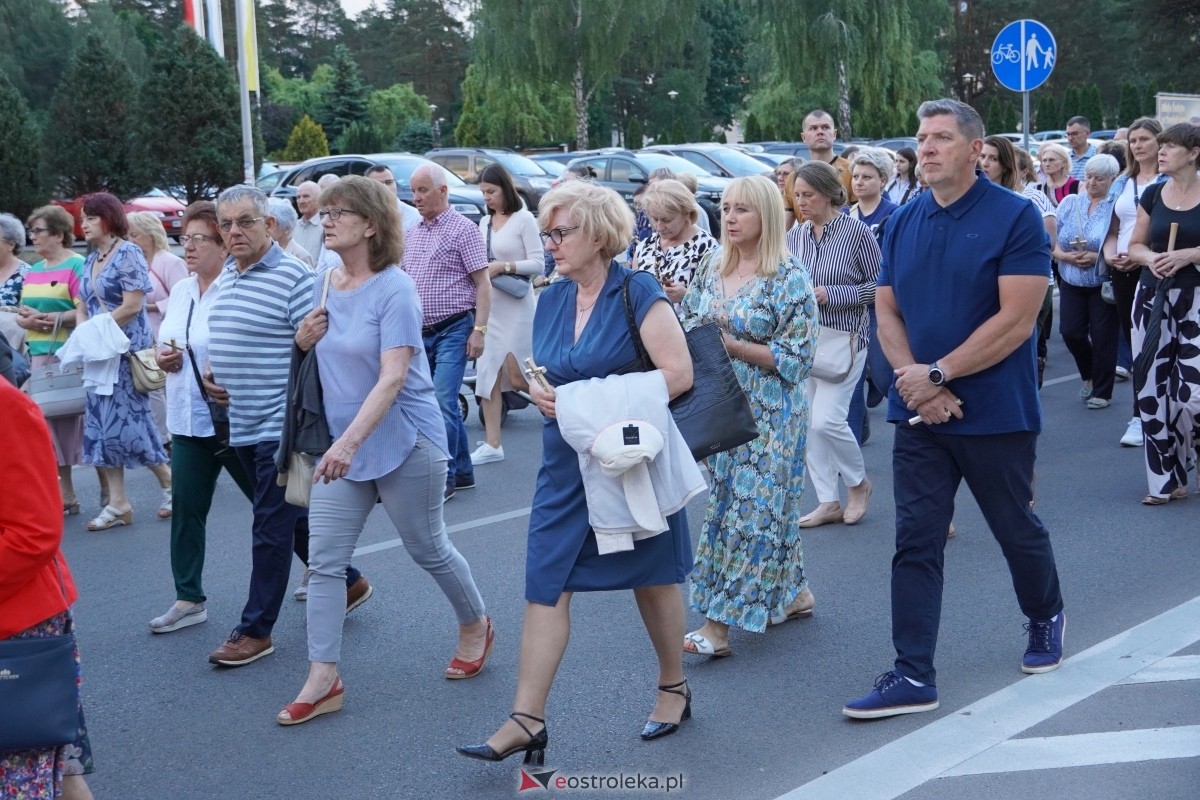 Misie Święte w parafii pw. Zbawiciela Świata w Ostrołęce - procesja ulicami miasta [24.05.2024] - zdjęcie #13 - eOstroleka.pl