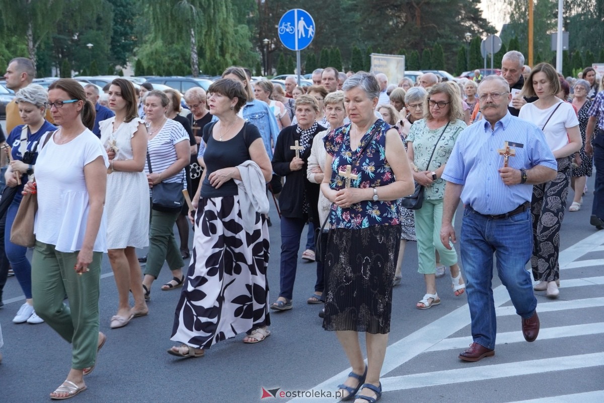 Misie Święte w parafii pw. Zbawiciela Świata w Ostrołęce - procesja ulicami miasta [24.05.2024] - zdjęcie #12 - eOstroleka.pl