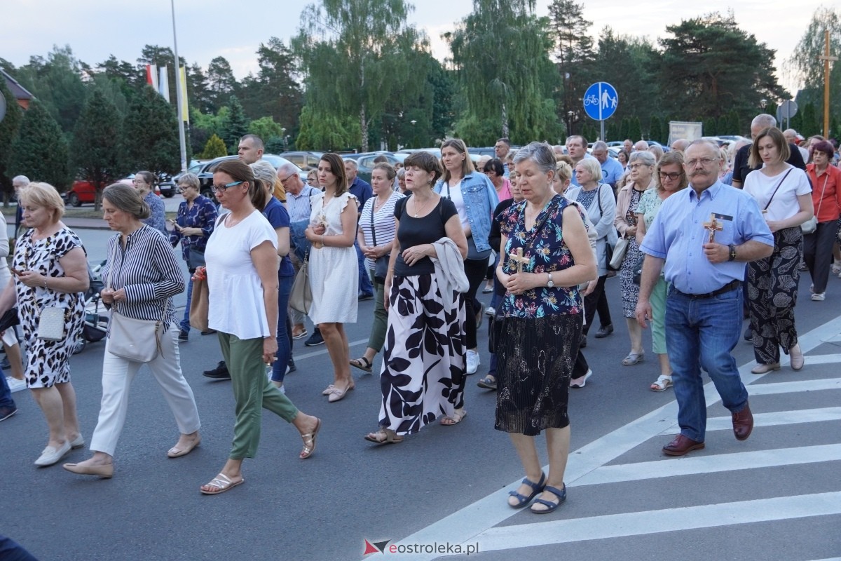 Misie Święte w parafii pw. Zbawiciela Świata w Ostrołęce - procesja ulicami miasta [24.05.2024] - zdjęcie #11 - eOstroleka.pl