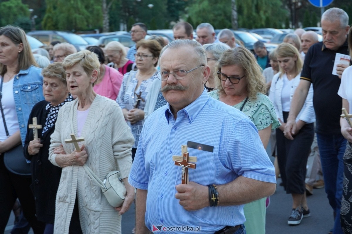 Misie Święte w parafii pw. Zbawiciela Świata w Ostrołęce - procesja ulicami miasta [24.05.2024] - zdjęcie #10 - eOstroleka.pl