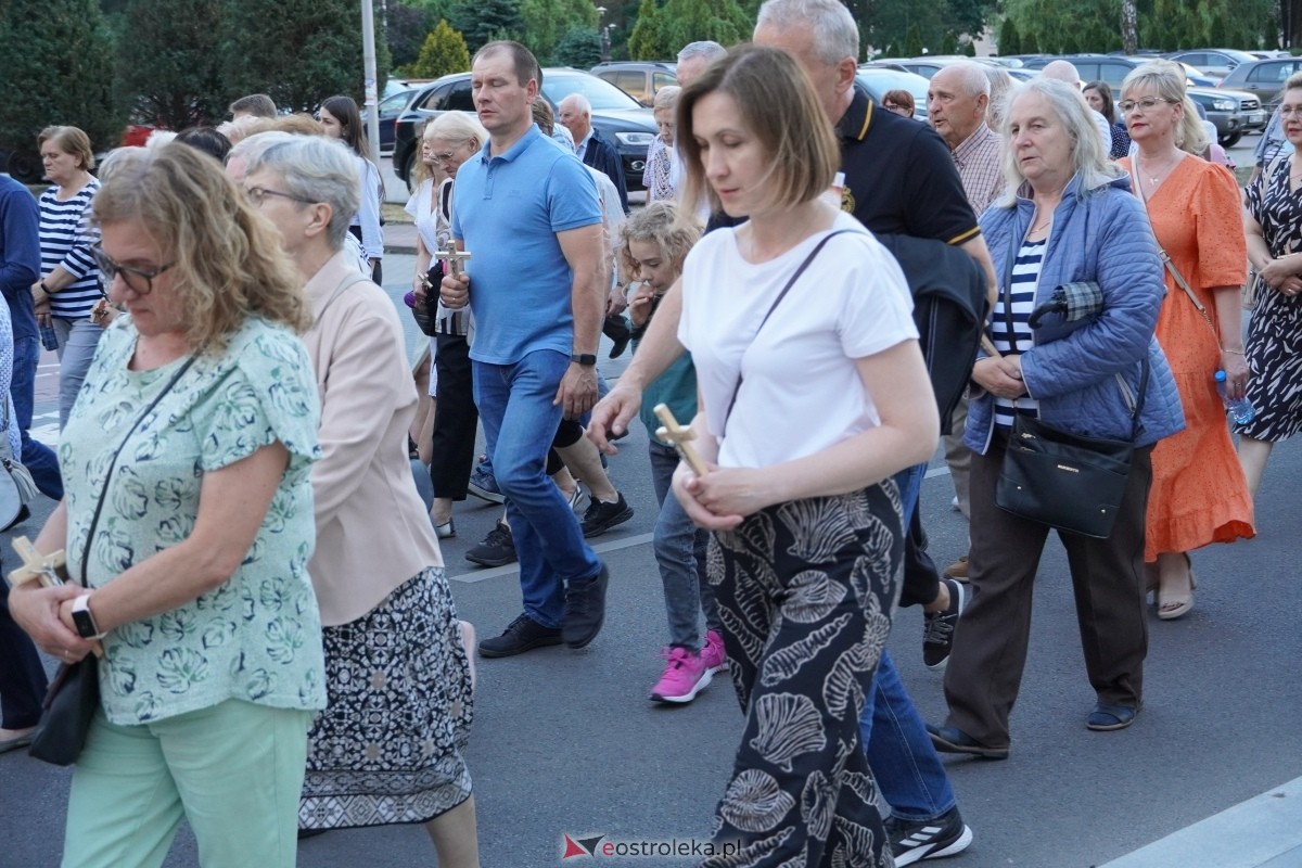 Misie Święte w parafii pw. Zbawiciela Świata w Ostrołęce - procesja ulicami miasta [24.05.2024] - zdjęcie #9 - eOstroleka.pl