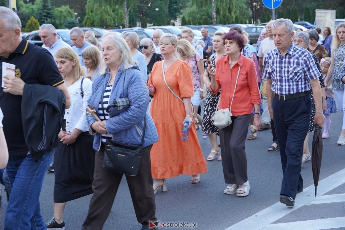 Misie Święte w parafii pw. Zbawiciela Świata w Ostrołęce - procesja ulicami miasta [24.05.2024] - zdjęcie #8 - eOstroleka.pl