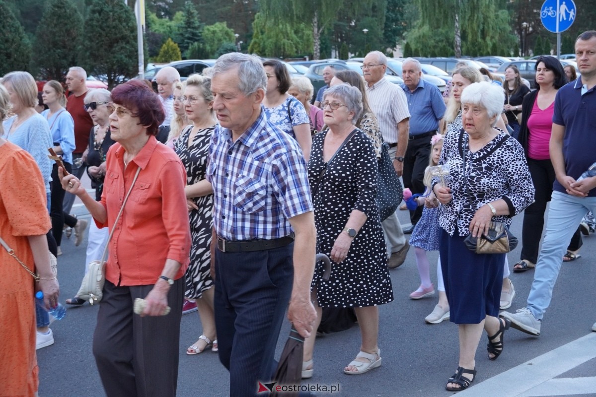 Misie Święte w parafii pw. Zbawiciela Świata w Ostrołęce - procesja ulicami miasta [24.05.2024] - zdjęcie #7 - eOstroleka.pl