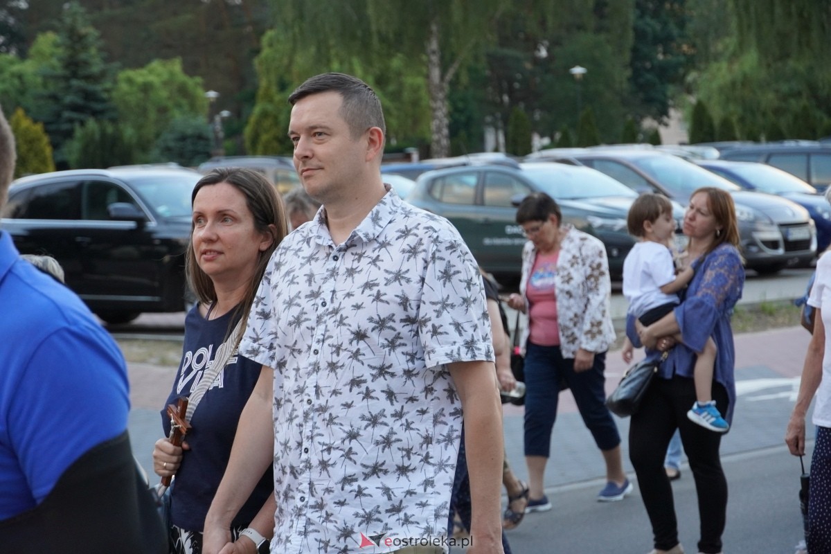 Misie Święte w parafii pw. Zbawiciela Świata w Ostrołęce - procesja ulicami miasta [24.05.2024] - zdjęcie #4 - eOstroleka.pl