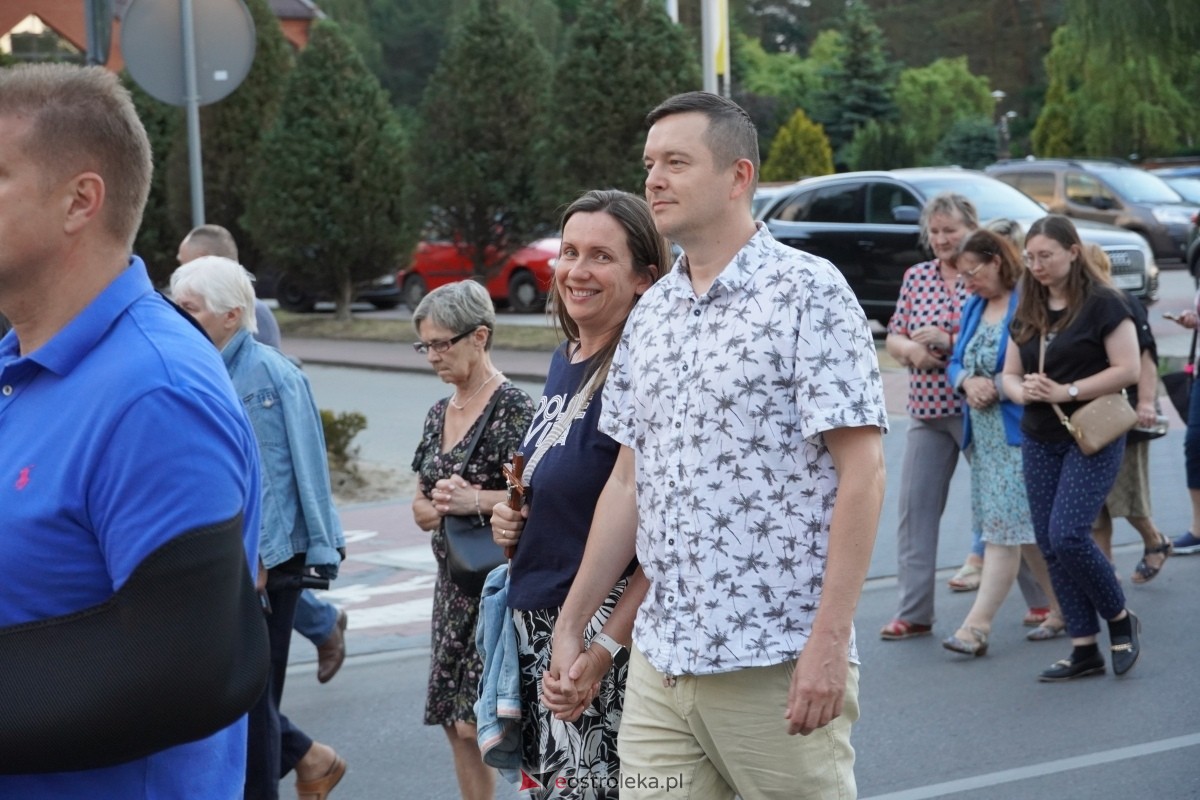 Misie Święte w parafii pw. Zbawiciela Świata w Ostrołęce - procesja ulicami miasta [24.05.2024] - zdjęcie #3 - eOstroleka.pl