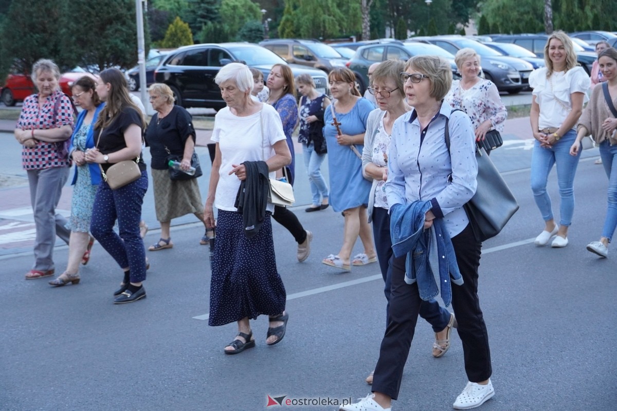 Misie Święte w parafii pw. Zbawiciela Świata w Ostrołęce - procesja ulicami miasta [24.05.2024] - zdjęcie #2 - eOstroleka.pl