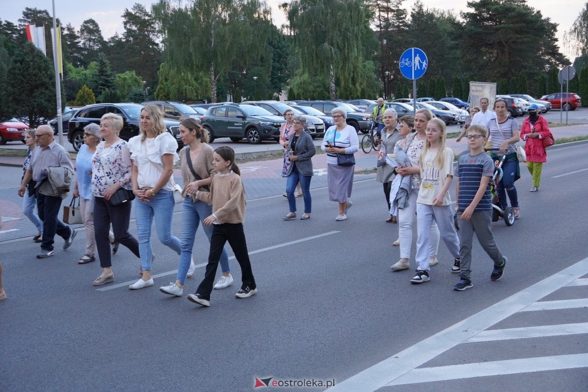 Misie Święte w parafii pw. Zbawiciela Świata w Ostrołęce - procesja ulicami miasta [24.05.2024] - zdjęcie #1 - eOstroleka.pl