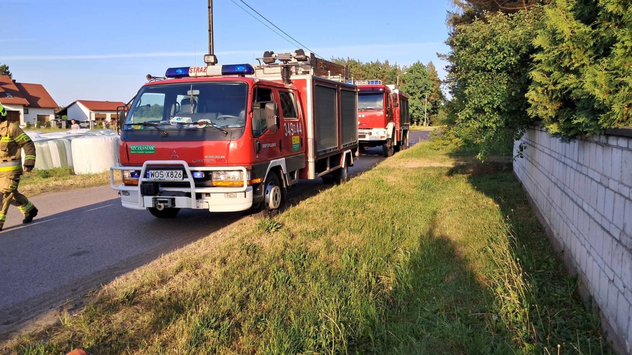 30 strażaków walczyło z pożarem obory w Strzałkach [27.05.2024] - zdjęcie #1 - eOstroleka.pl