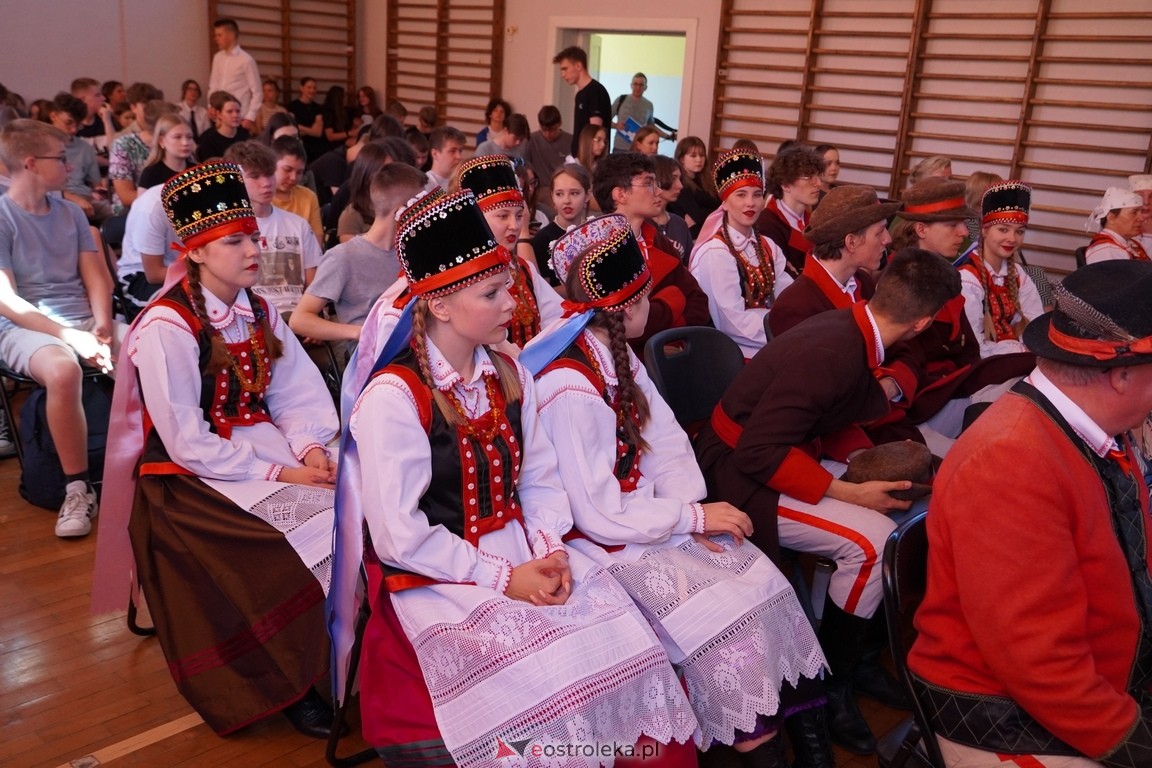 Dzień Kultury Kurpiowskiej w II Liceum Ogólnokształcącym w Ostrołęce [26.05.2024] - zdjęcie #70 - eOstroleka.pl