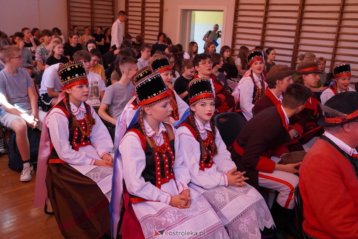 Dzień Kultury Kurpiowskiej w II Liceum Ogólnokształcącym w Ostrołęce [26.05.2024] - zdjęcie #69 - eOstroleka.pl