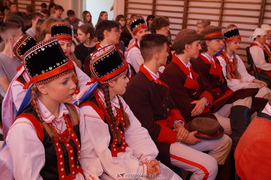 Dzień Kultury Kurpiowskiej w II Liceum Ogólnokształcącym w Ostrołęce [26.05.2024] - zdjęcie #67 - eOstroleka.pl