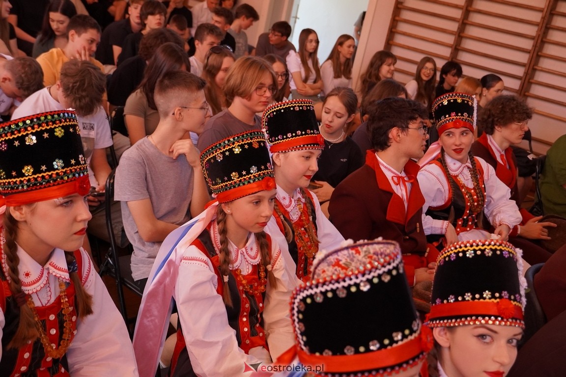 Dzień Kultury Kurpiowskiej w II Liceum Ogólnokształcącym w Ostrołęce [26.05.2024] - zdjęcie #66 - eOstroleka.pl