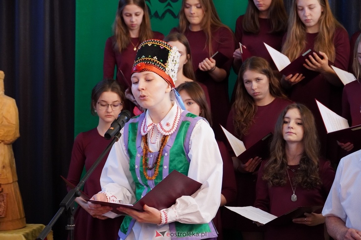 Dzień Kultury Kurpiowskiej w II Liceum Ogólnokształcącym w Ostrołęce [26.05.2024] - zdjęcie #65 - eOstroleka.pl