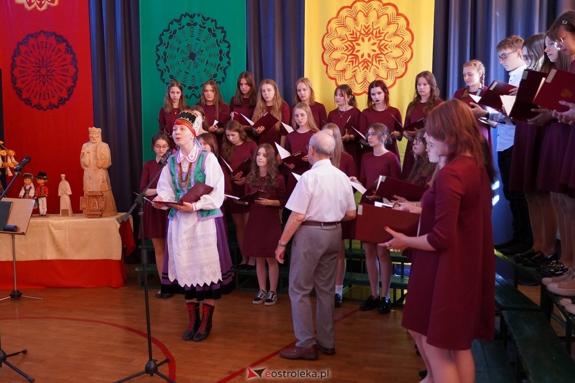 Dzień Kultury Kurpiowskiej w II Liceum Ogólnokształcącym w Ostrołęce [26.05.2024] - zdjęcie #64 - eOstroleka.pl