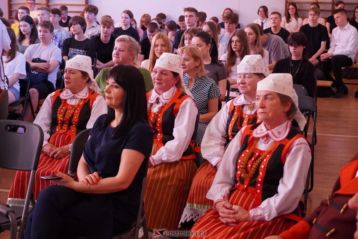 Dzień Kultury Kurpiowskiej w II Liceum Ogólnokształcącym w Ostrołęce [26.05.2024] - zdjęcie #39 - eOstroleka.pl