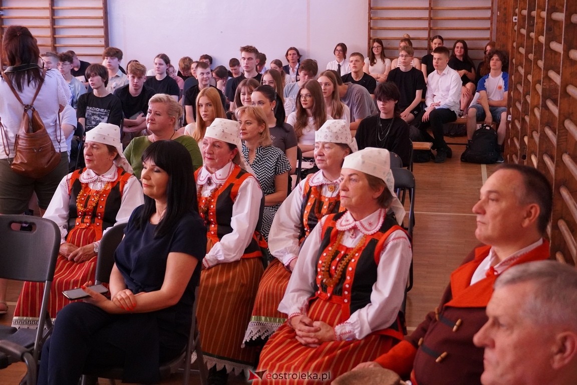 Dzień Kultury Kurpiowskiej w II Liceum Ogólnokształcącym w Ostrołęce [26.05.2024] - zdjęcie #38 - eOstroleka.pl