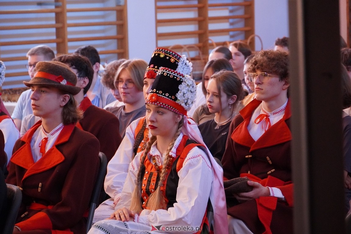 Dzień Kultury Kurpiowskiej w II Liceum Ogólnokształcącym w Ostrołęce [26.05.2024] - zdjęcie #37 - eOstroleka.pl