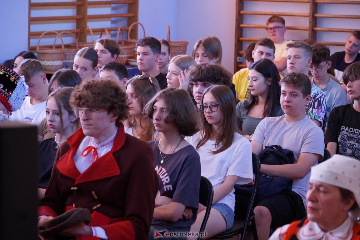 Dzień Kultury Kurpiowskiej w II Liceum Ogólnokształcącym w Ostrołęce [26.05.2024] - zdjęcie #34 - eOstroleka.pl