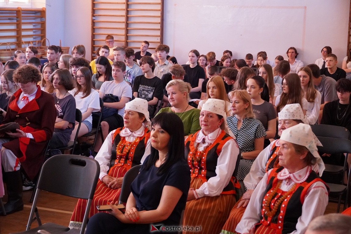Dzień Kultury Kurpiowskiej w II Liceum Ogólnokształcącym w Ostrołęce [26.05.2024] - zdjęcie #33 - eOstroleka.pl