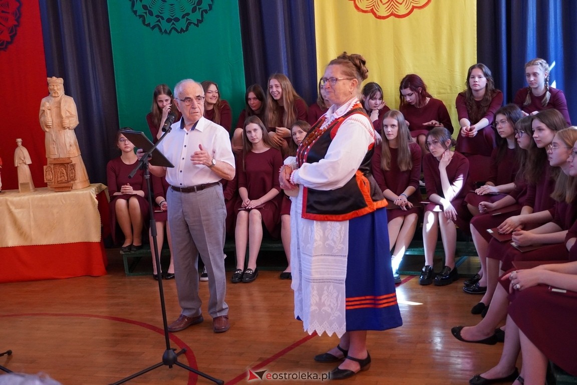 Dzień Kultury Kurpiowskiej w II Liceum Ogólnokształcącym w Ostrołęce [26.05.2024] - zdjęcie #24 - eOstroleka.pl