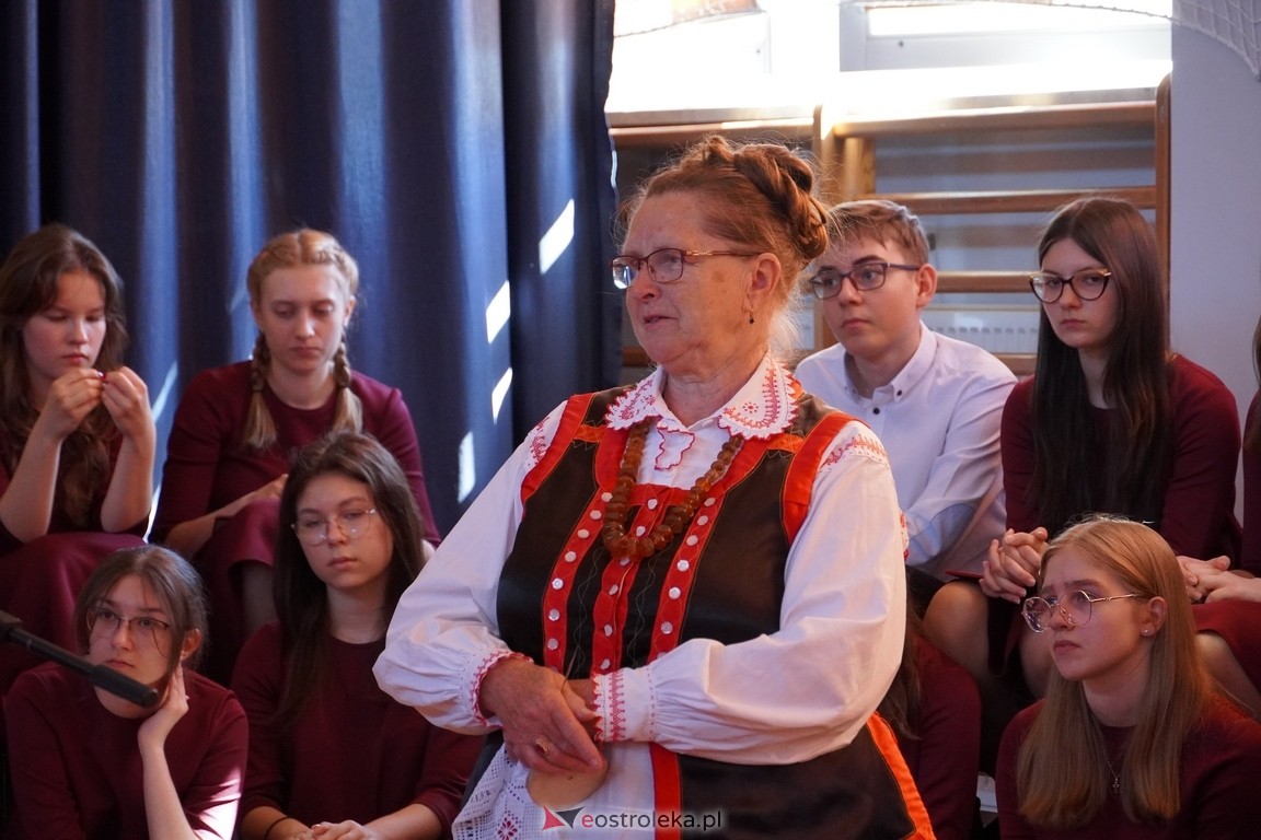 Dzień Kultury Kurpiowskiej w II Liceum Ogólnokształcącym w Ostrołęce [26.05.2024] - zdjęcie #23 - eOstroleka.pl
